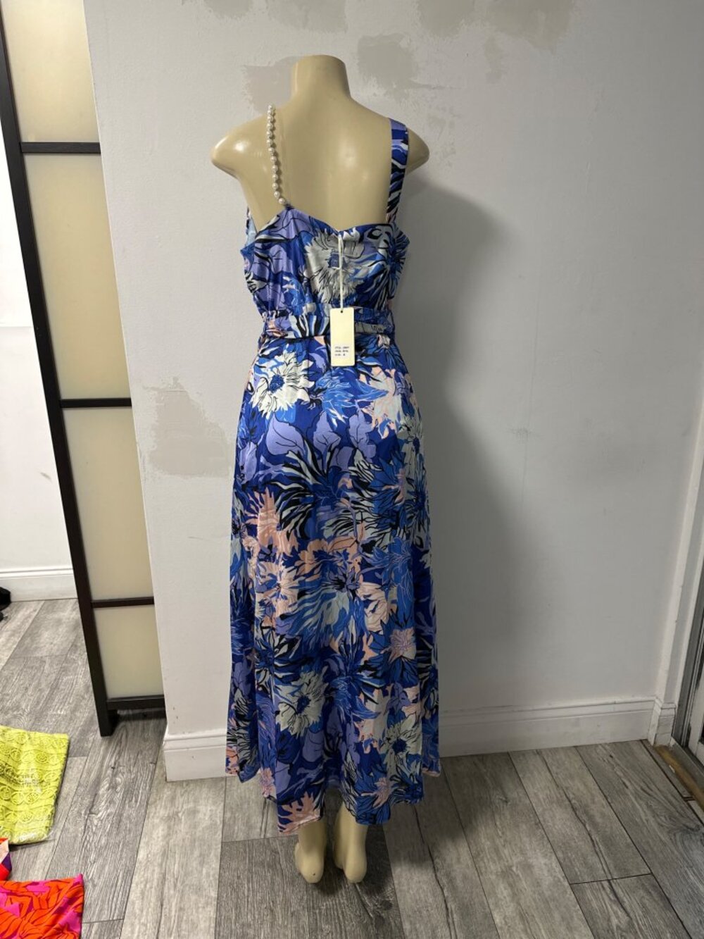 👗 Vestido Floral Azul con Tirante de Perlas